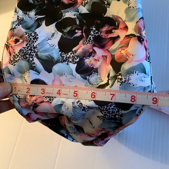 BETSEY JOHNSON. Leo/Blk XORUBY. Beautiful floral Overnight bag. - Picture 7 of 10